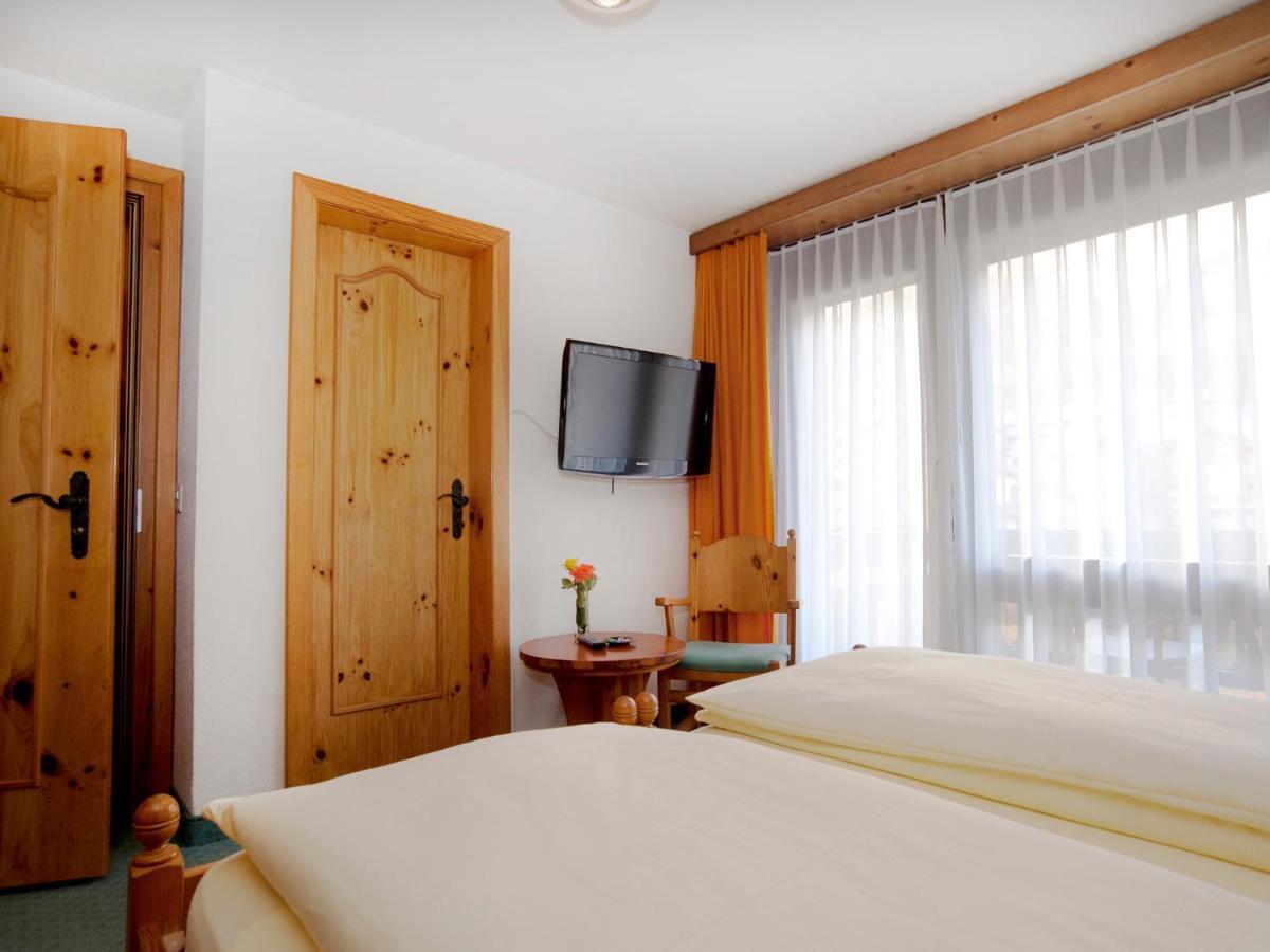 Ambiente Guesthouse Saas-Fee Ruang foto